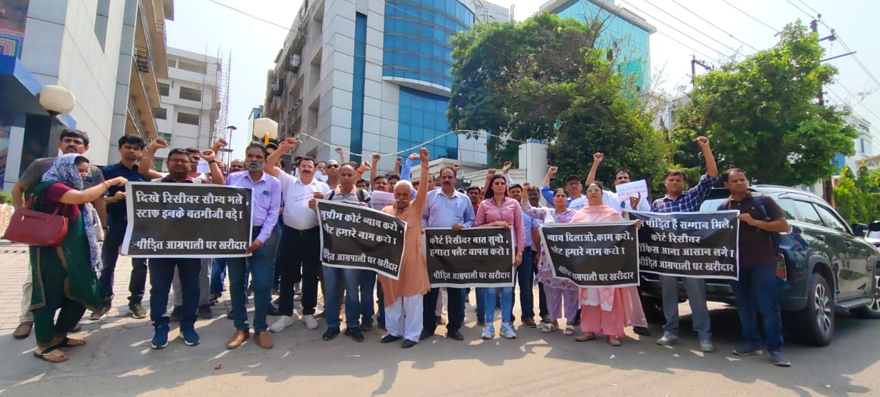 ग्रेटर नोएडा वेस्ट में हुआ प्रदर्शन, हर बार मिल रही तारीख पर तारीख