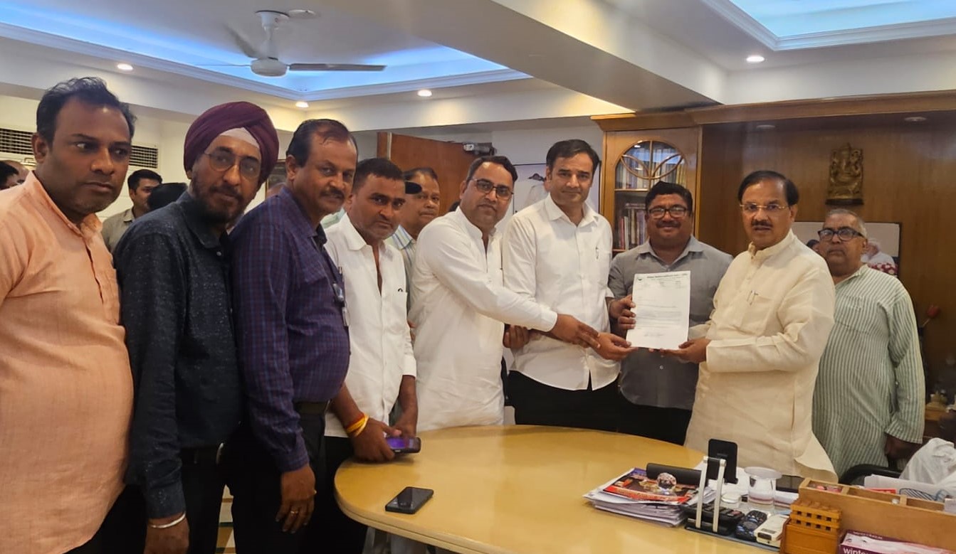 कावेरी बिल्‍डर के खिलाफ सेक्‍टर के लोगों ने सांसद से की शिकायत: सेक्‍टर के लोगों को बिल्‍डर ने बाउंसर बुलाकर धमकाया