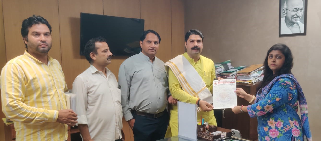 गांवों की बदहाल स्थित पर करप्शन फ्री इंडिया ने जताई नाराजगी : ग्रेटर नोएडा प्राधिकरण की ओएसडी को सौंपा ज्ञापन