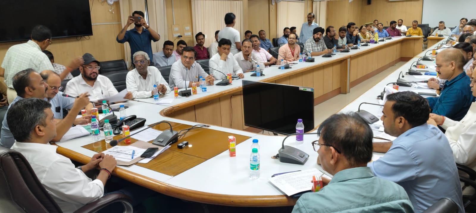 बिजली कटौती व नया कनेक्‍शन न मिलने से परेशान हैं उद्यमी: डीएम के सामने उद्यमियों ने खोला समस्‍याओं का पिटारा