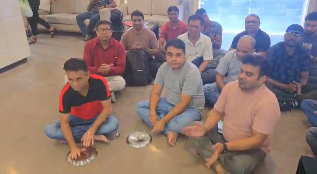 फ्लैट खरीदारों ने थाली बजाकर महागुन बिल्‍डर तक पहुंचाई अपनी आवाज: तीन साल से रजिस्‍ट्री न होने पर लोगों ने जताई नाराजगी