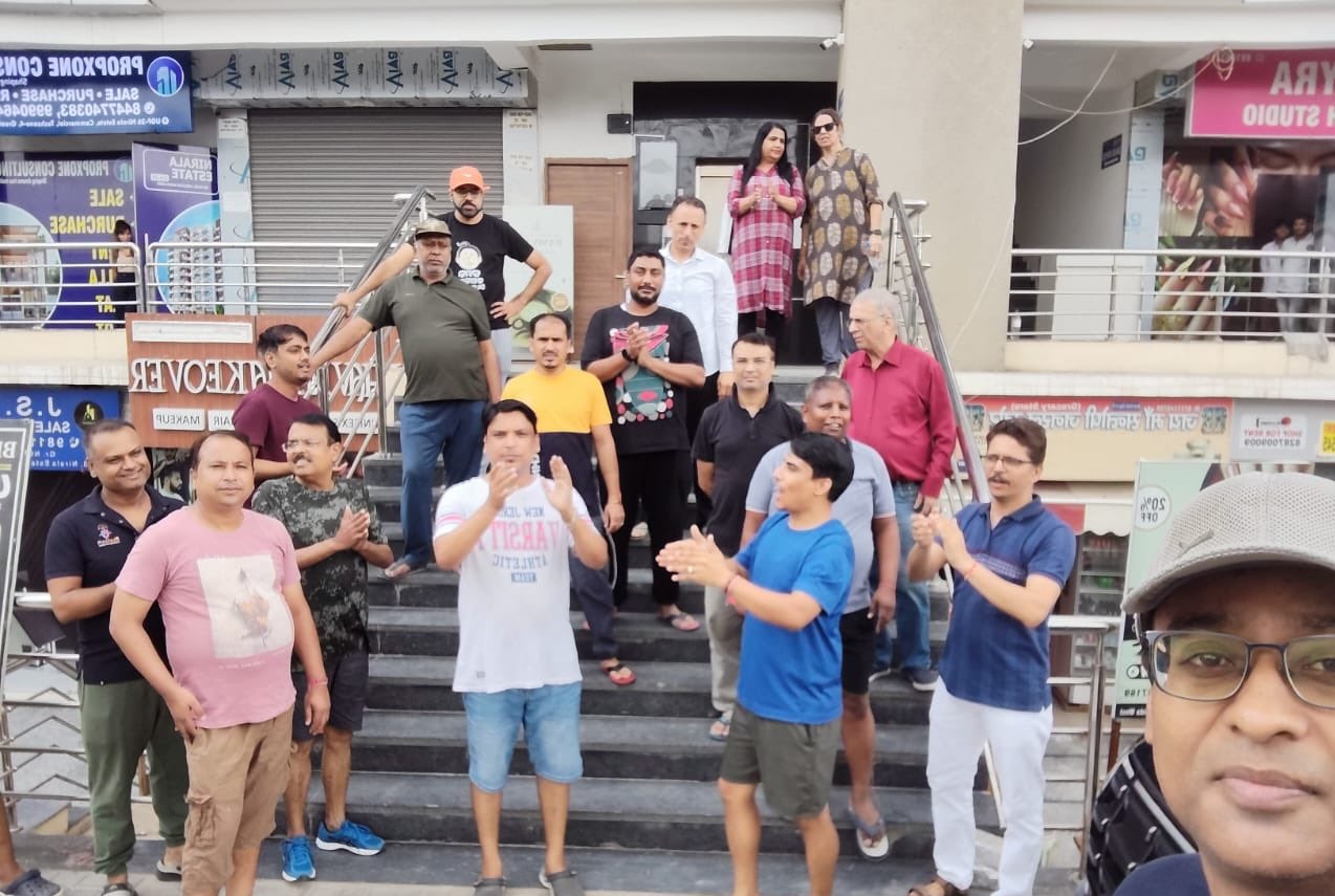 निराला बिल्‍डर हाय-हाय के नारों से गूंज उठी: सोसायटी समस्‍याएं हल न होने पर निराला एस्‍टेट सोसायटी के निवासी उतरे सड़क पर