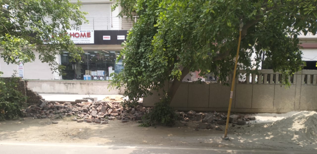 सेक्‍टर के लोगों ने मुख्‍यमंत्री से की कावेरी बिल्‍डर की शिकायत: सेक्‍टर की दीवार तोड़ने से बिल्‍डर के खिलाफ लोगों में भारी नाराजगी