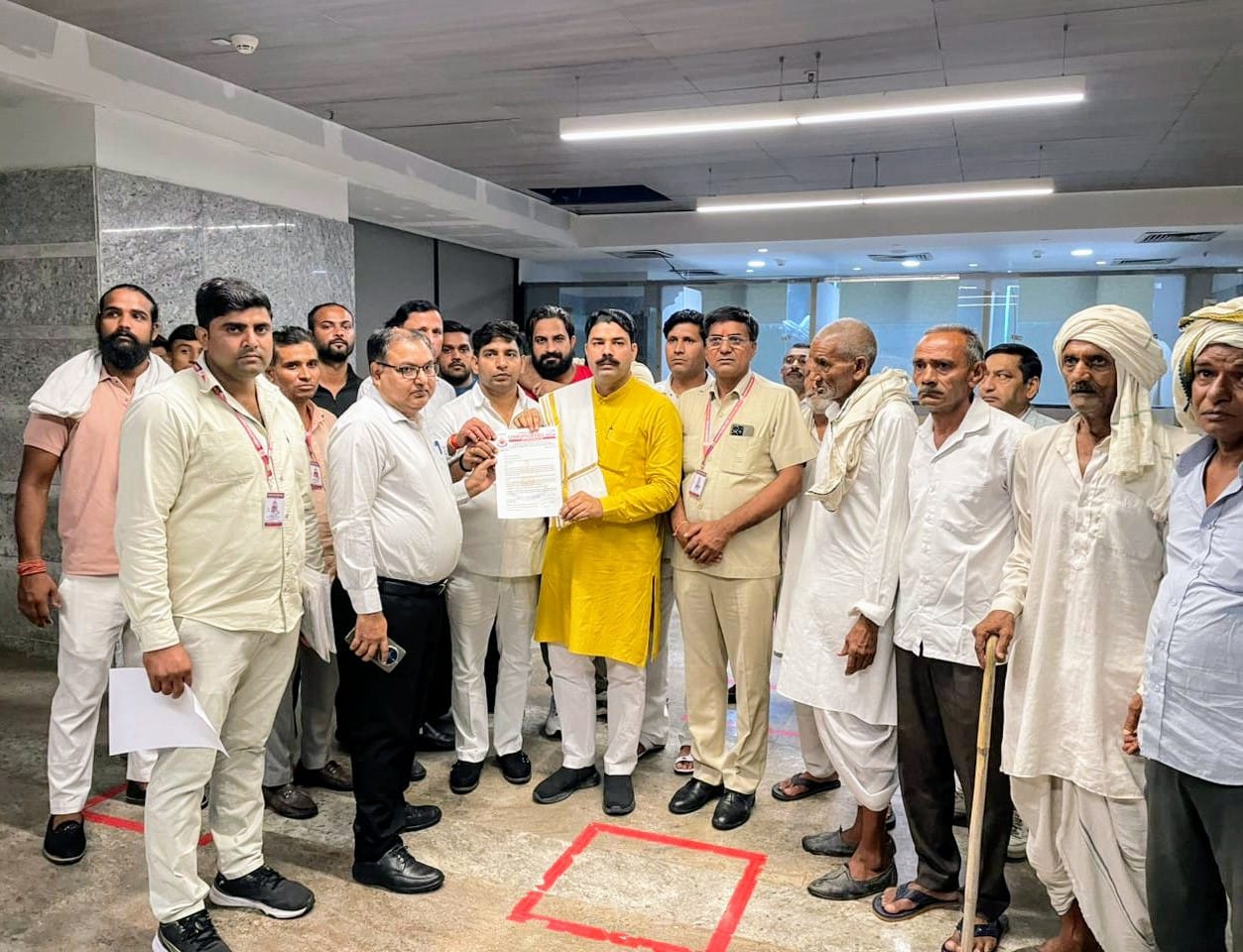 गांव की अनदेखी पर प्रदर्शन कर जताई नाराजगी: बरसात गांव का मुख्‍य मार्ग पिछले कई साल से है गड्ढा युक्‍त