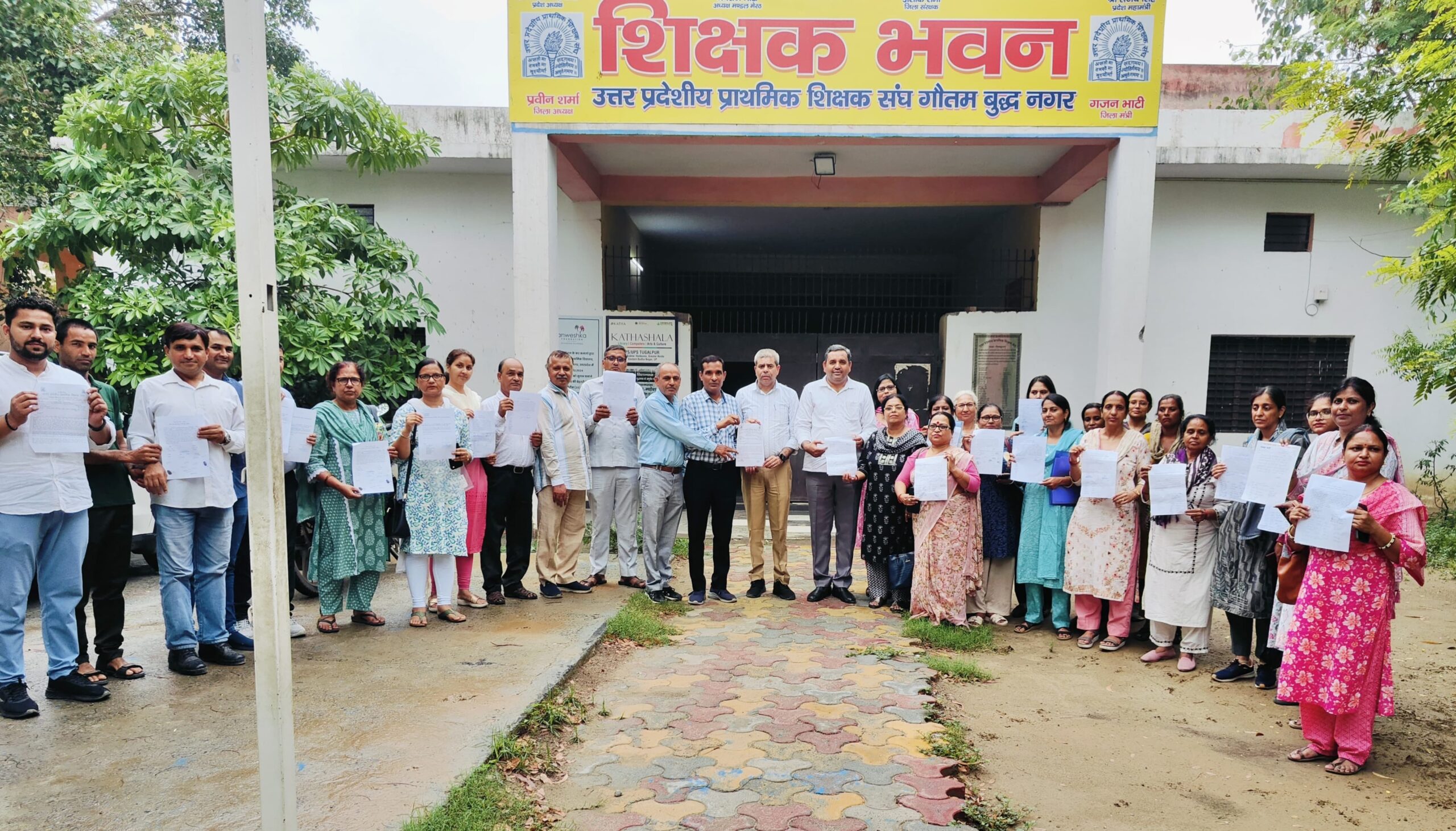 बिना सहमति विद्यालय बंद कराने पर भड़के शिक्षक: गांव-गांव में बैठक कर दर्ज कराया कड़ा विरोध