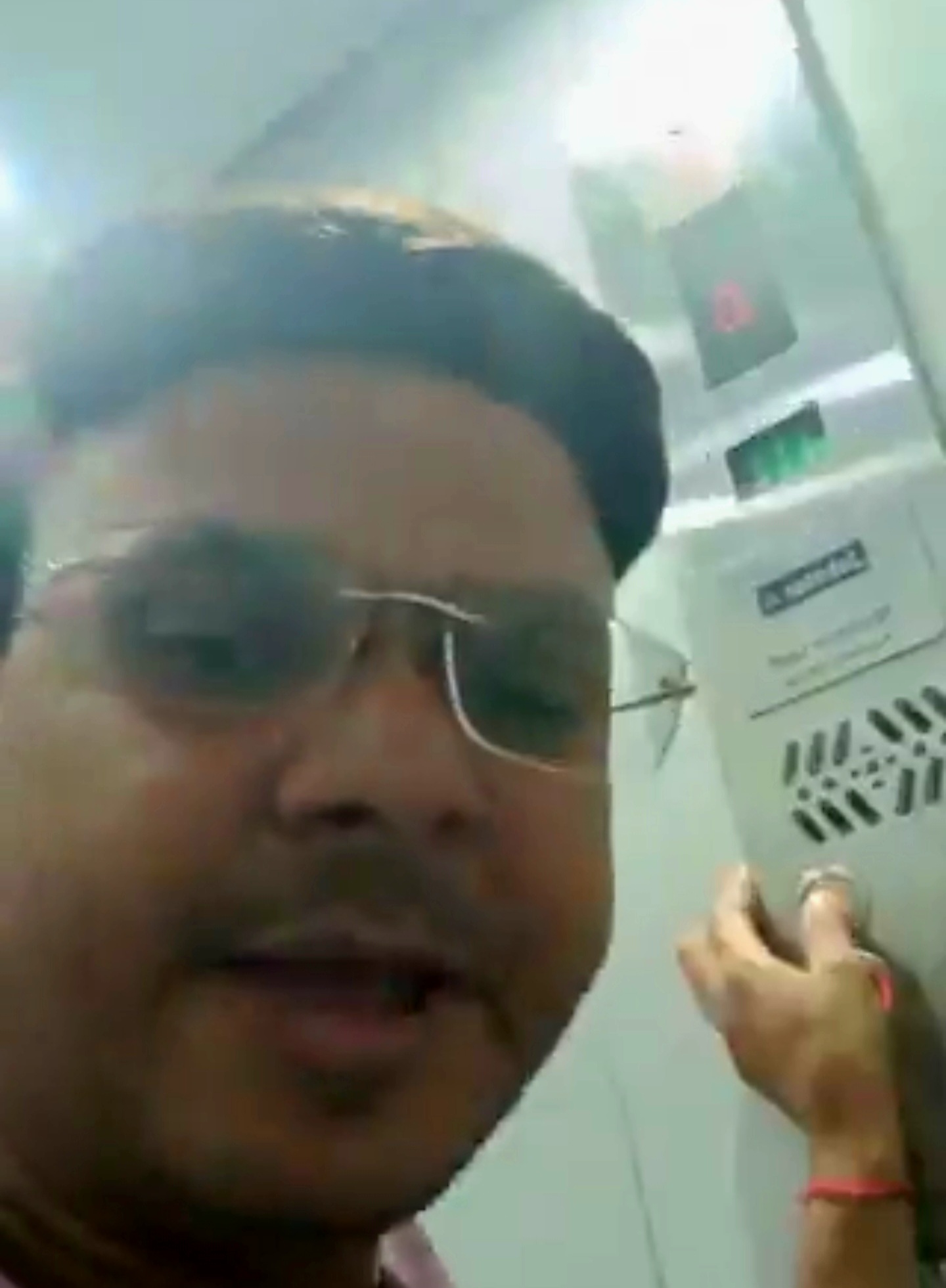 प्‍लीज हेल्‍प, प्‍लीज हेल्‍प और 20 मिनट बाद पहुंची मदद: देविका गोल्ड होम्स सोसायटी की मेंटेनेंस व्‍यवस्‍था पर खड़ा हुआ सवाल