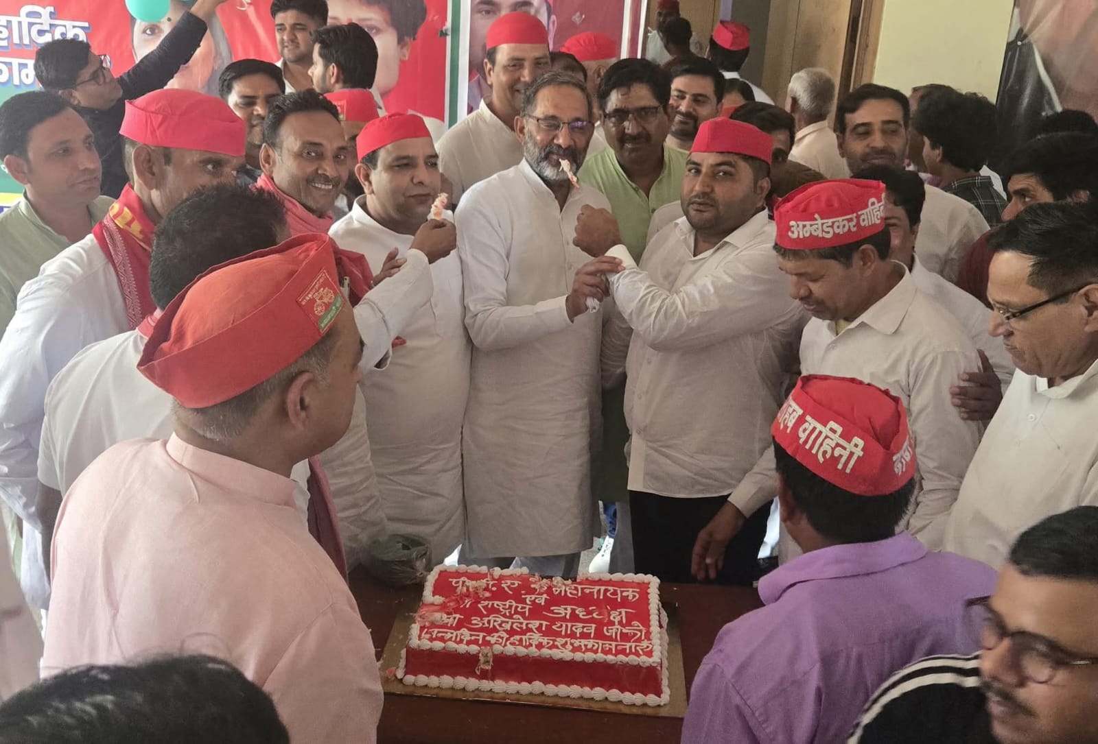 सपा कार्यकर्ताओं ने पूर्व मुख्‍यमंत्री के जन्‍मदिन पर किया अच्‍छा कार्य: केक काटकर शहर में जगह-जगह किया पौधा रोपण