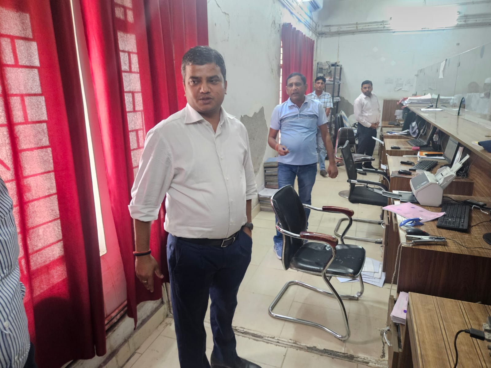 डीएम ने कहा सरकारी कार्यालय में न हो बिचौलियों की कोई गतिविधि: अपर जिलाधिकारी तथा सब रजिस्ट्रार सदर कार्यालय का किया औचक निरीक्षण