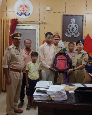 महिला का कीमती बैग ऑटो में छूटा, नोएडा पुलिस ने कुछ ही घंटों में ढूंढकर लौटाया