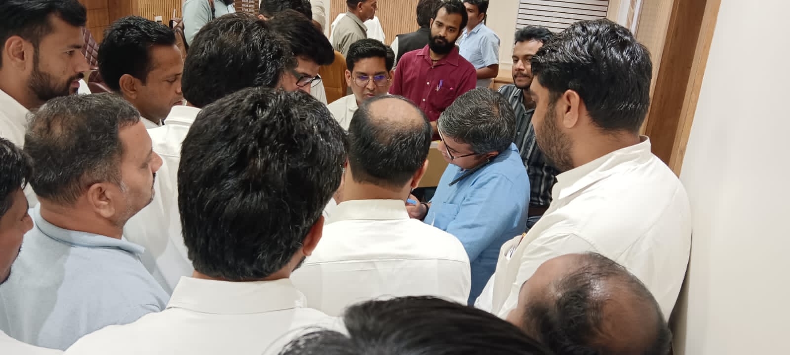 यथार्थ अस्‍पताल की लापरवाही के मामले में डीएम का बड़ा आदेश: पूर्व बार अध्‍यक्ष के नेतृत्‍व में अधिवक्‍ताओं ने डीएम से मुलाकात कर की शिकायत