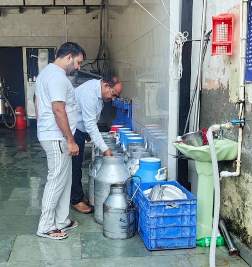 मुनाफा कमा दूसरों की जान से किया जा रहा था खिलवाड़: 160 किलो पनीर अधिकारियों ने मौके पर ही कूड़े में डलवाया