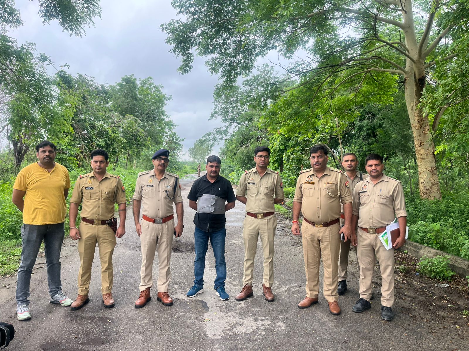गौतमबुद्धनगर में दो अलग-अलग मुठभेड़ में छह बदमाश गिरफ्तार, तीन घायल भारी मात्रा में अवैध हथियार और चोरी का सामान बरामद