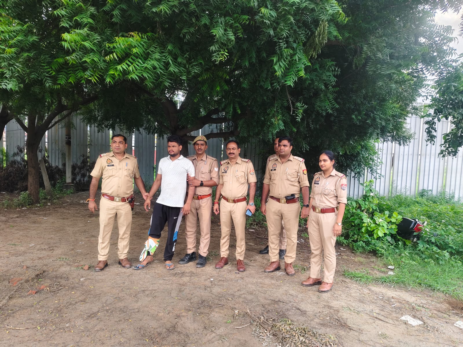 ग्रेटर नोएडा वेस्ट में सुबह सुबह पुलिस मुठभेड़ में बदमाश घायल, चोरी की ज्वेलरी बरामद