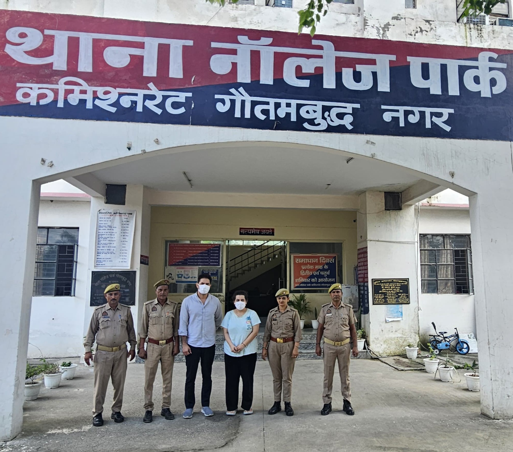 शारदा यूनिवर्सिटी के दो शिक्षकों को पुलिस ने किया गिरफ्तार: छात्रा की आत्‍महत्‍या के बाद राजनीतिक दलों ने खोला मोर्चा