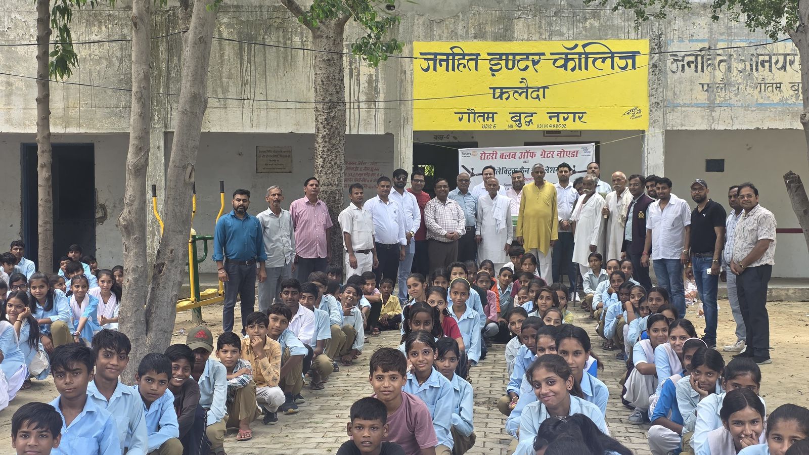 रोटरी क्लब ग्रेटर नोएडा ने स्‍कूल को दिया पंखों का उपहार:छात्रों के लिए जनहित इंटर कॉलेज में दिए 16 सीलिंग फैन