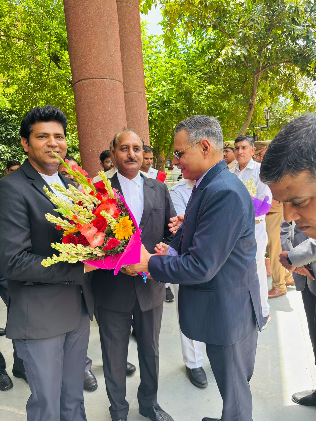 बार अध्‍यक्ष ने प्रशासनिक जज के सामने रखी अधिवक्‍ताओं की मांग: जनपद न्यायालय पहुंचे प्रशासनिक जज न्यायमूर्ति राजेश सिंह चौहान