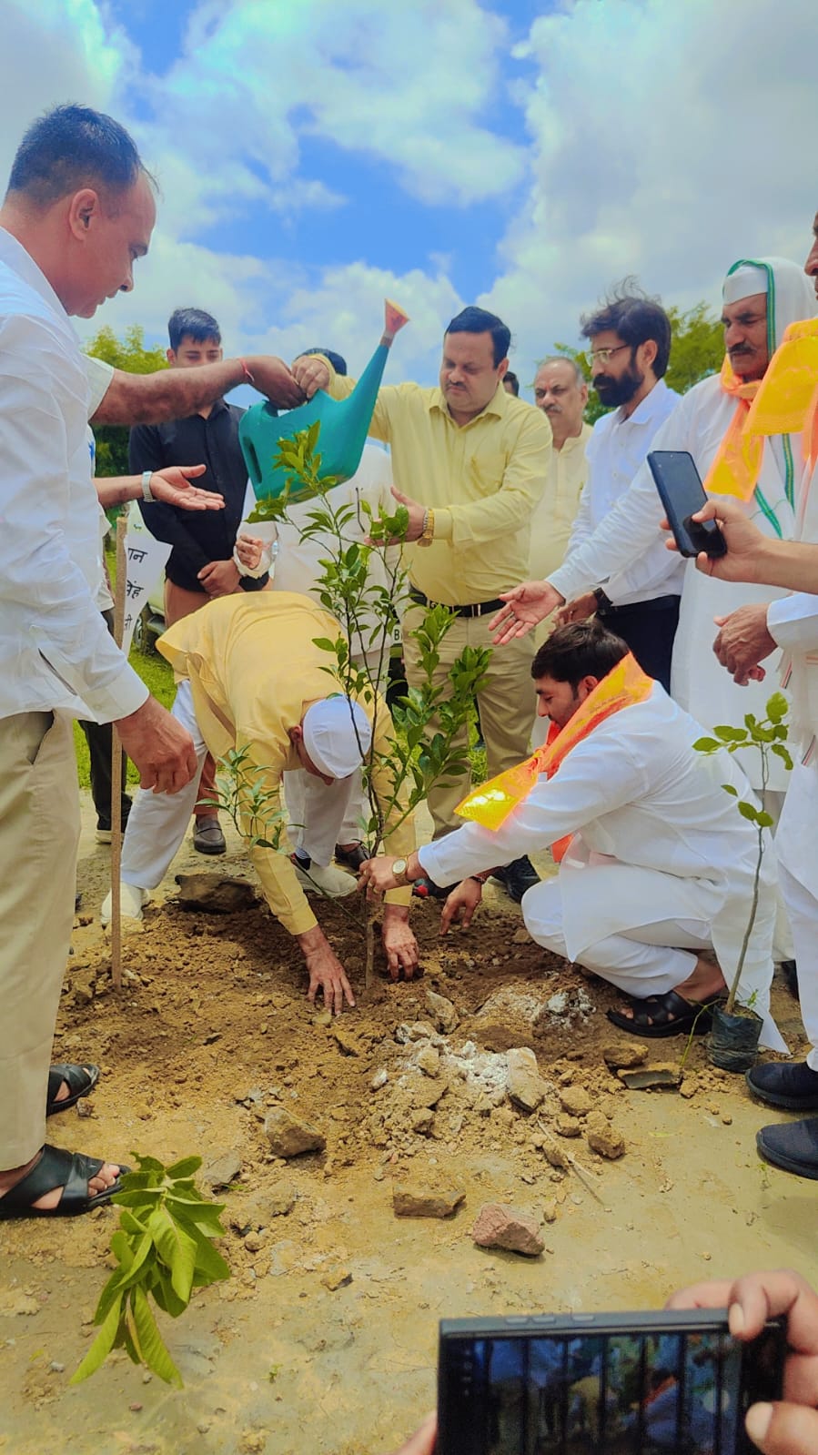 रोजा जलालपुर गांव में एक पेड़ मॉ के नाम अभियान का आयोजन: पौधा लगा पेड़ों की रक्षा करने की दिलाई गई शपथ