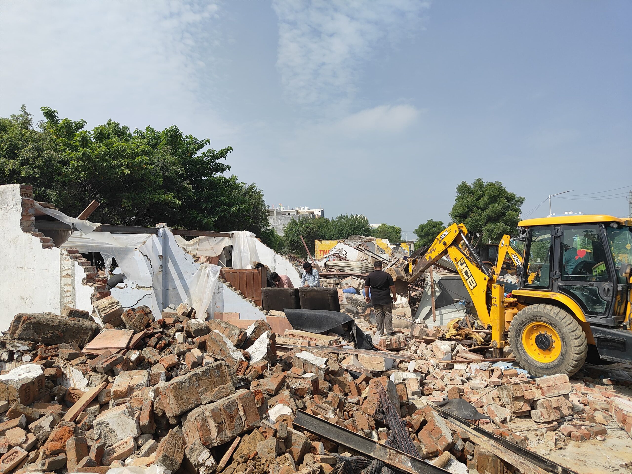 कमांडों कार्रवाई में प्राधिकरण ने पूरी मार्केट को कर दिया ध्‍वस्‍त: 4 घंटे के अभियान में ग्रीन बेल्‍ट में बनी 24 दुकानें नेस्‍तनाबूत