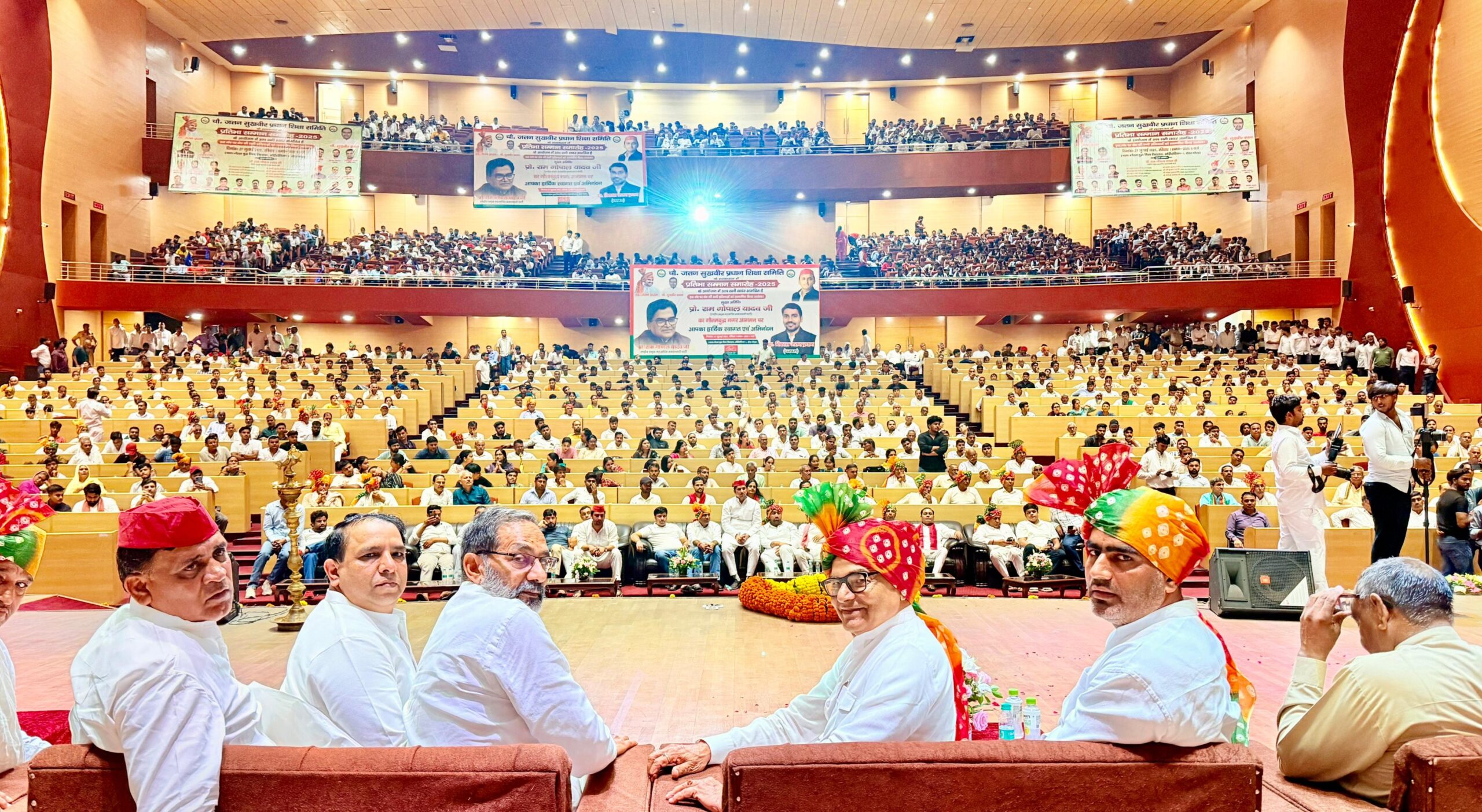 विभिन्न क्षेत्र की 200 से अधिक प्रतिभाओं को किया सम्मानित : प्रोफेसर रामगोपाल यादव ने कहा समाज को जोड़ती है शिक्षा