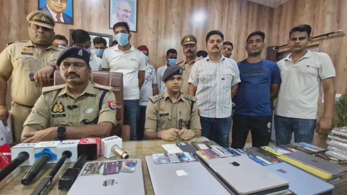 ऑनलाइन ठगी का बड़ा खुलासा: ग्रेटर नोएडा में QNET गिरोह के 8 सदस्य गिरफ्तार, करोड़ों की ठगी में संलिप्त