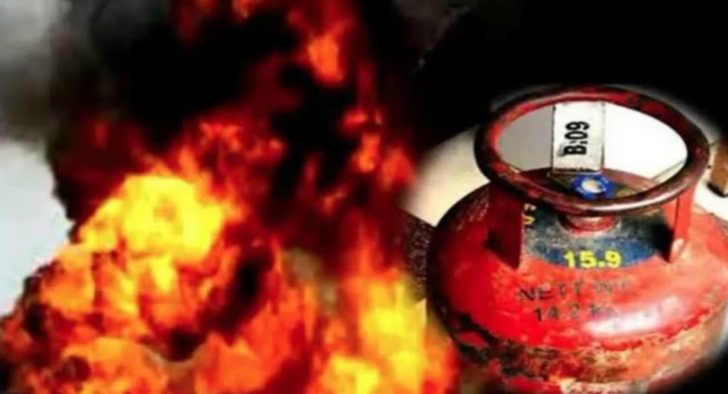 नोएडा में चार मंजिला इमारत में भीषण आग, 100 लोग छत पर फंसे, सभी सुरक्षित रेस्क्यू