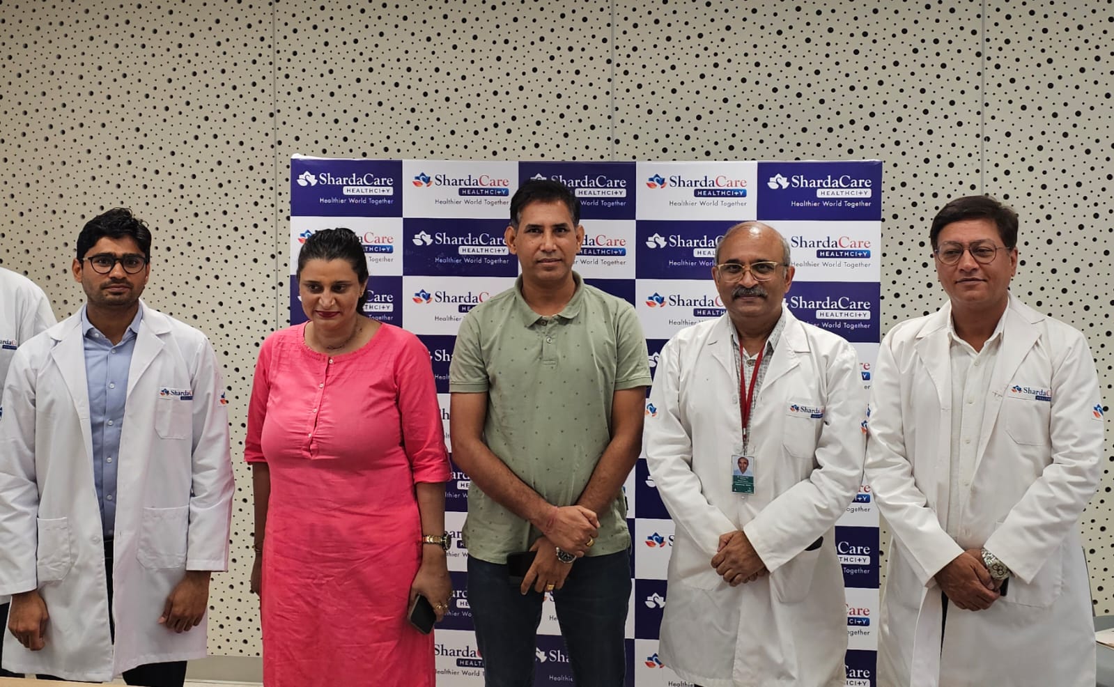 शारदा केयर हेल्‍थ सिटी में दुर्लभ ड्यूल टयूमर सर्जरी का सफल ऑपरेशन: डाक्‍टरों की टीम ने तीन घंटे में मरीज को बीमारी से दुलाई मुक्ति