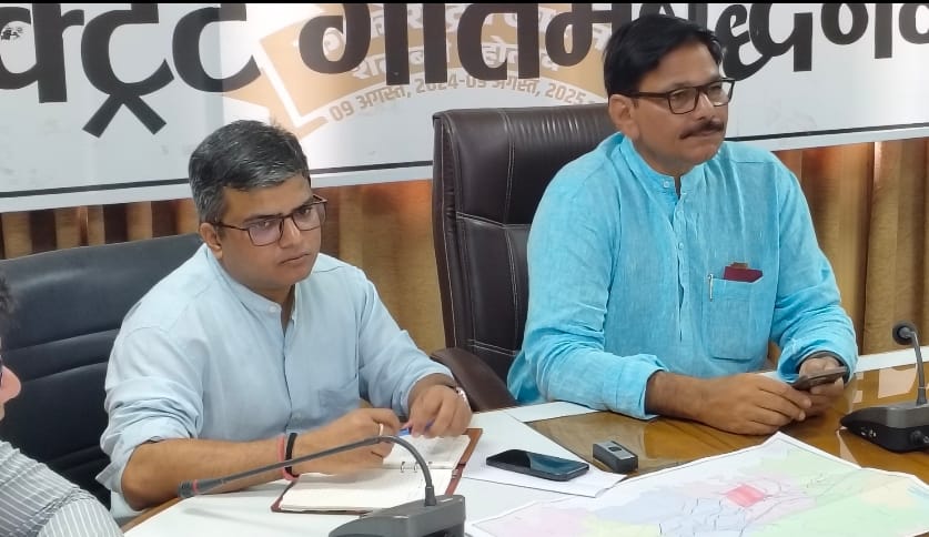 बरसात से पहले सभी ड्रेन की सफाई का निर्देश: विधायक व डीएम ने अधिकारियों के साथ की बैठक