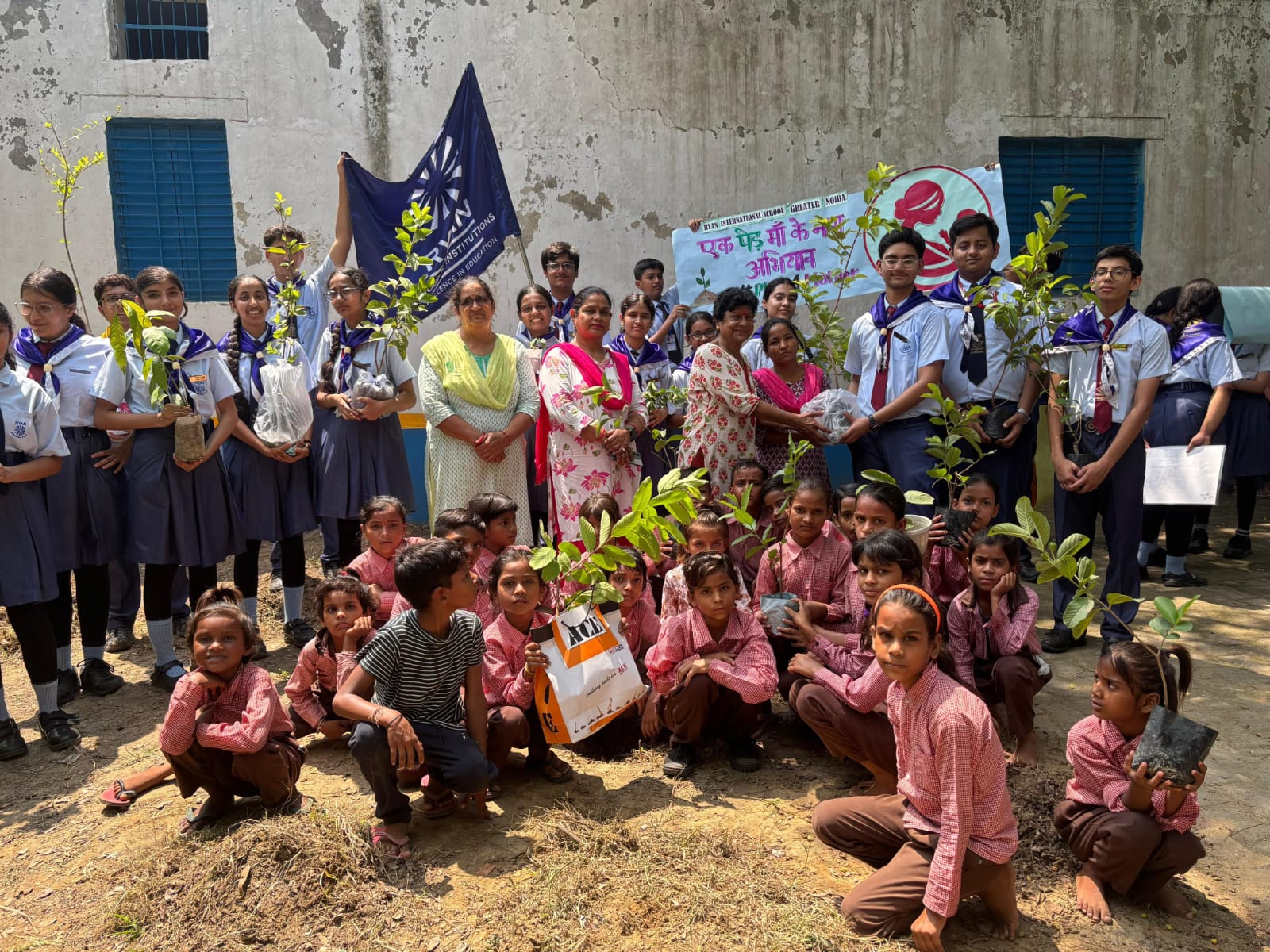 रयान के छात्रों ने एक पेड़ मॉ के नाम अभियान में लिया हिस्‍सा: गांव के सरकारी स्‍कूल में लगाए फलदार पौधे
