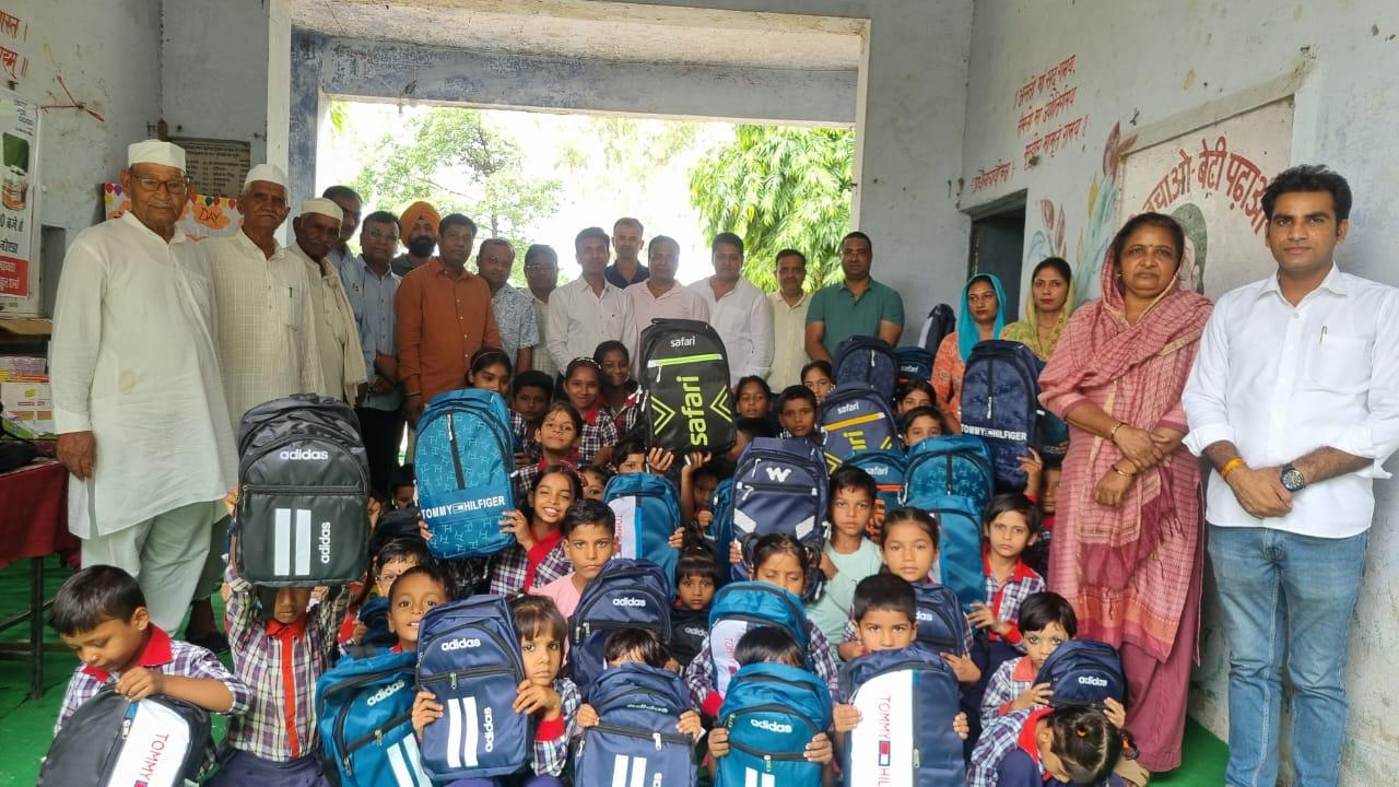 स्‍कूल के 100 छात्रों को रोटरी क्‍लब ग्रीन ग्रेटर नोएडा ने दिया उपहार : रोटरी क्लब ने स्कूल बैग, स्टेशनरी व 3 इन 1 प्रिंटर किया भेंट