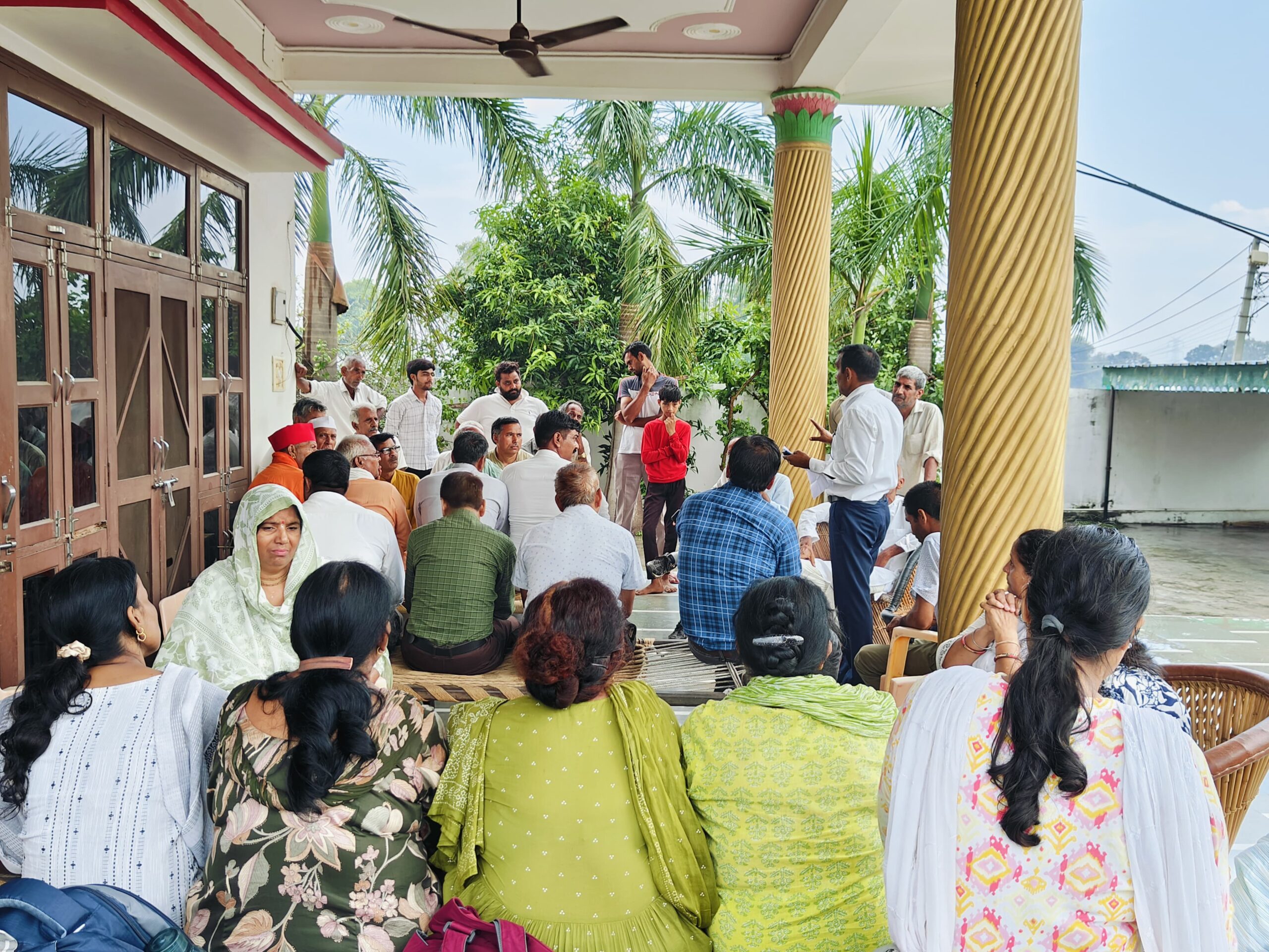 गांव-गांव में बैठक कर शिक्षक जुटा रहे हैं जन समर्थन: कहा विद्यालय बचाने के लिए निरंतर जारी रहेगा संघर्ष