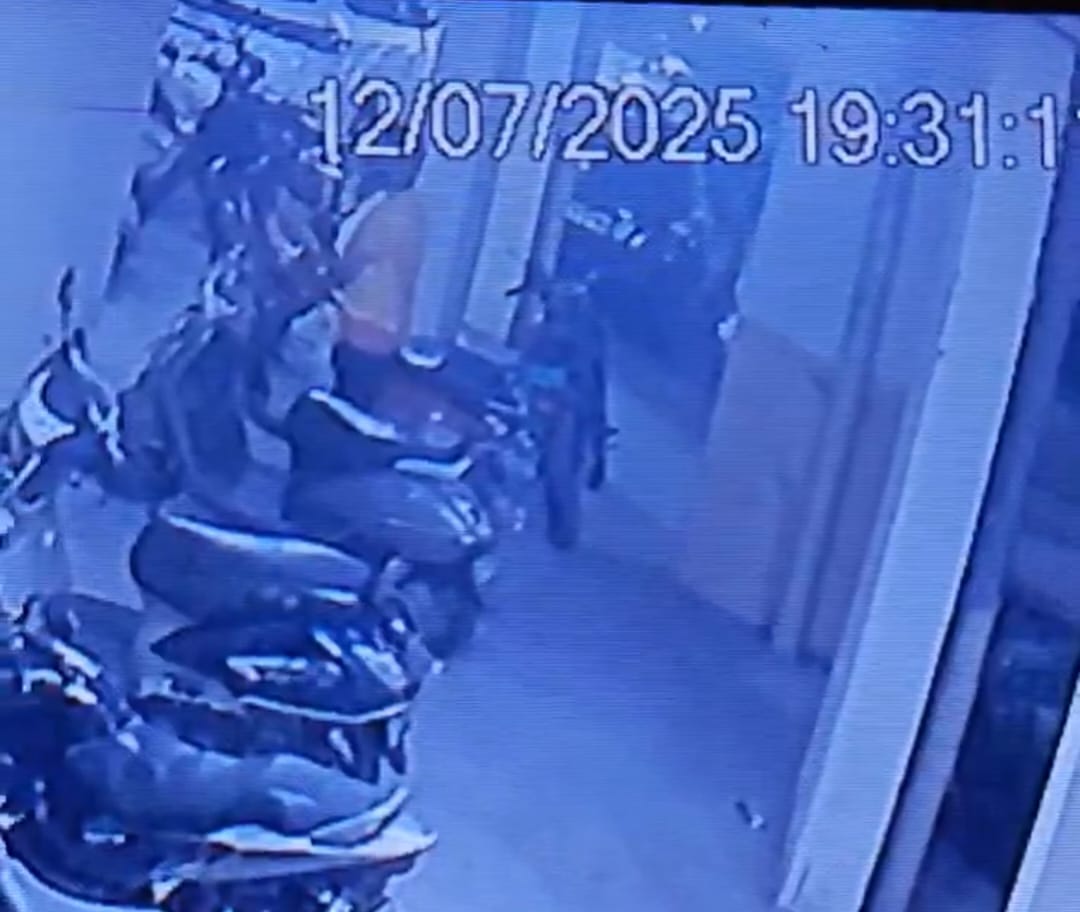 सोसायटी में सप्‍लाई देने के बाद स्‍वीगी कर्मचारी ने कर दी घटना: स्‍कूटी से चोरी किया साइड मिरर व मोबाइल स्‍टैंड