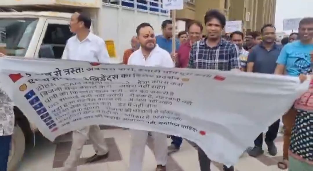 बिल्‍डर के खिलाफ फूंटा सोसायटी के लोगों का गुस्‍सा : इरोस संपूर्णम सोसायटी में लोगों ने किया प्रदर्शन