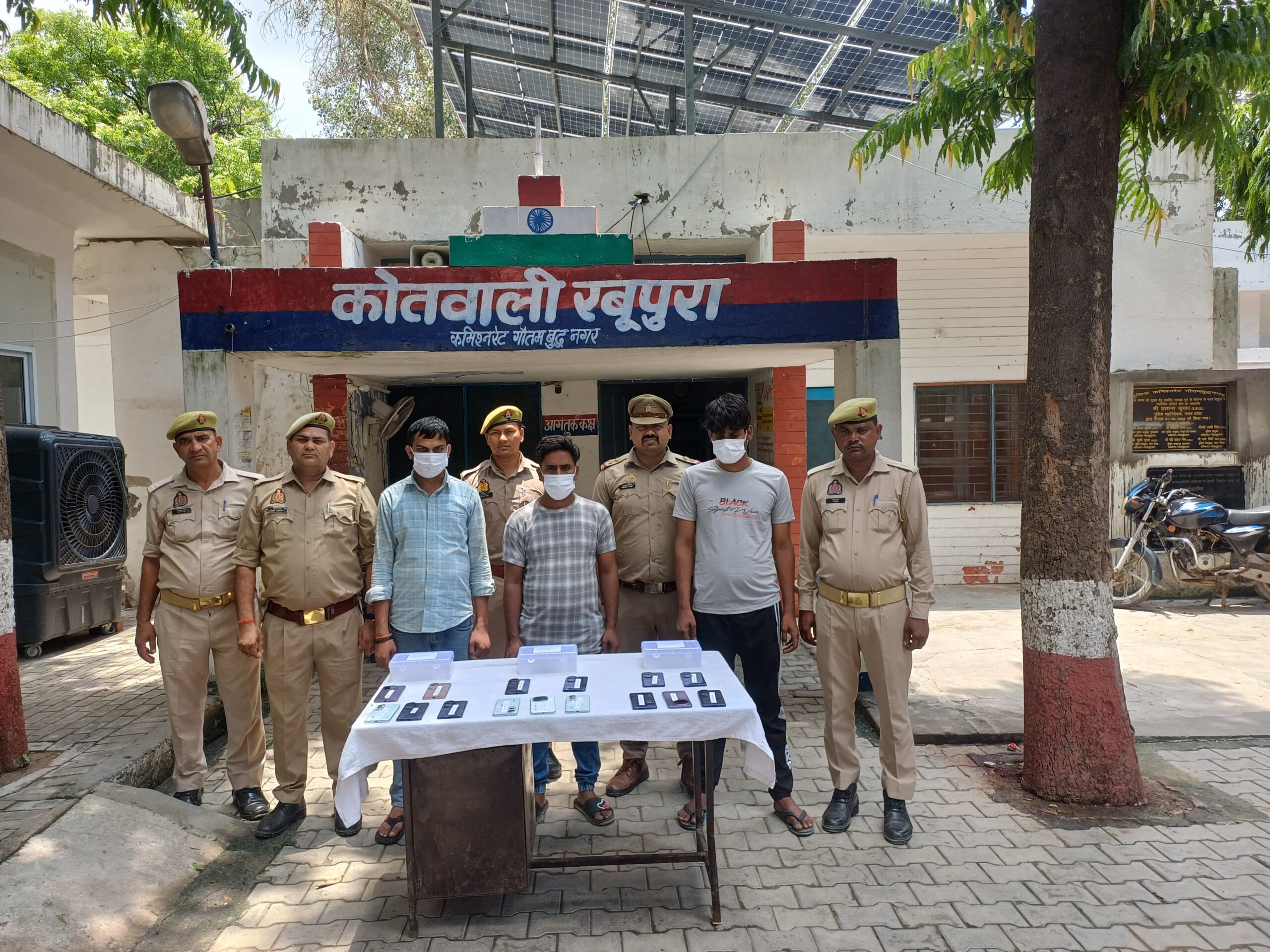 वीवो कम्पनी से 15 मोबाइल फोन चोरी करने वाले तीन कर्मचारी गिरफ्तार, 3 महीने से कर रहे थे घटना