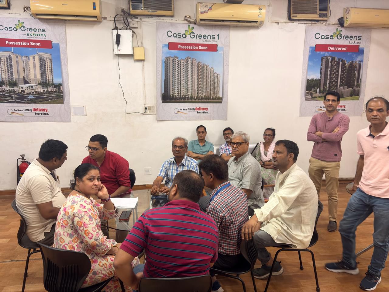 बिल्‍डर ने दिया बिना पेनाल्‍टी रजिस्‍ट्री कराने का आश्‍वासन: मांगों को लेकर कासा ग्रींस निवासियों ने बिल्‍डर कार्यालय पर दिया धरना