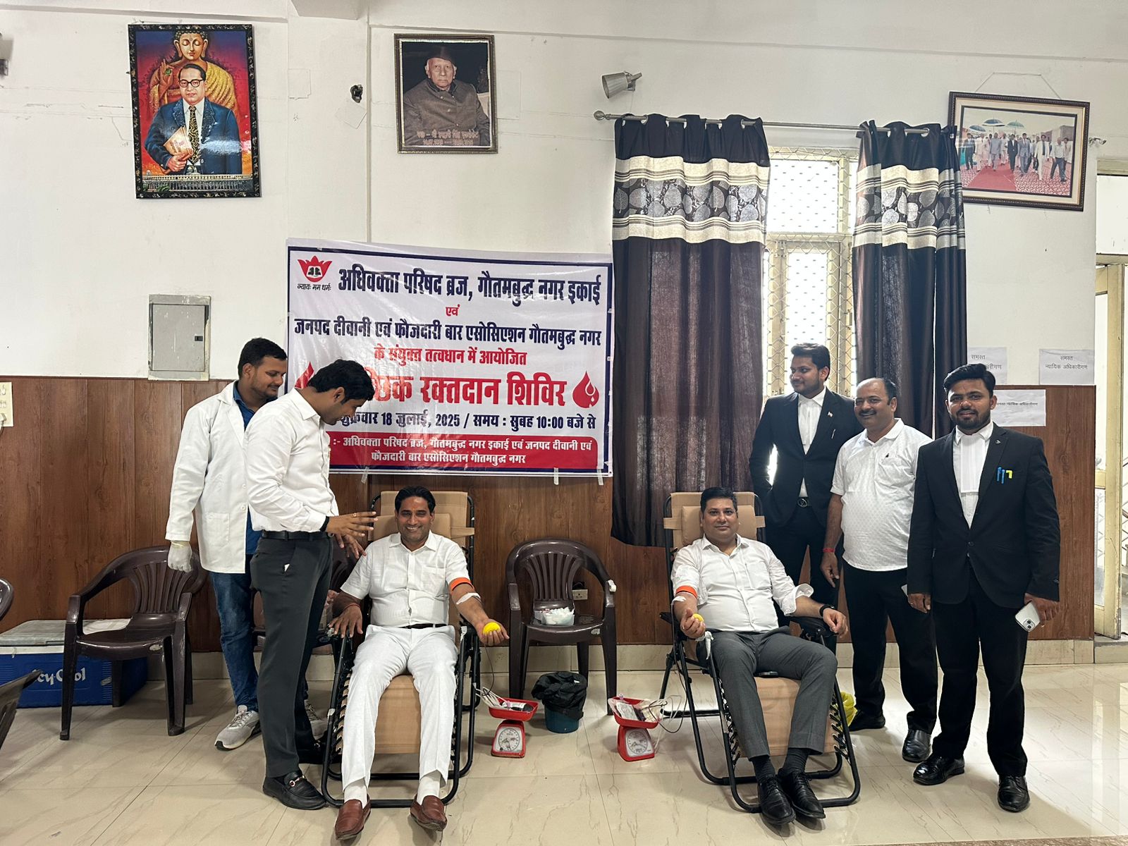 बार सभागार में रक्तदान शिविर का आयोजन: बड़ी संख्‍या में अधिवक्‍ताओं ने किया स्‍वैच्छिक रक्‍तदान