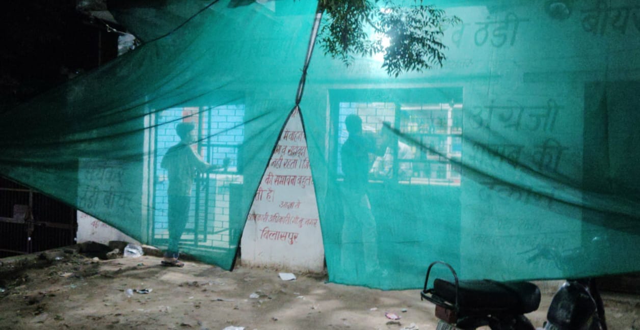 शिवभक्‍तों के मार्ग पर आबकारी विभाग की सराहनीय पहल: कांवड मार्ग की 58 दुकानों को पर्दा लगाकर किया गया कवर