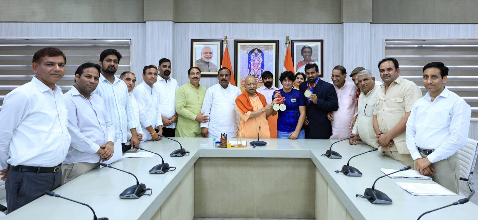 मुख्‍यमंत्री ने थपथपाई जिले के पहलवानों की पीठ: विधायक तेजपाल नागर के साथ मुख्‍यमंत्री से मिले राजेश भाटी व बबीता नागर