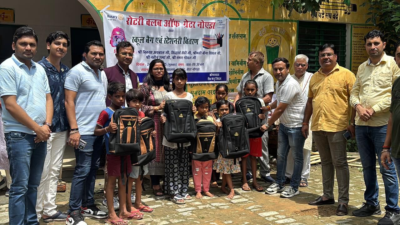 Greater Noida News: रोटरी क्लब ग्रेटर नोएडा ने 70 छात्रों के चेहरे पर दी मुस्‍कान: छात्रों को स्कूल बैग व स्टेशनरी का किया वितरण