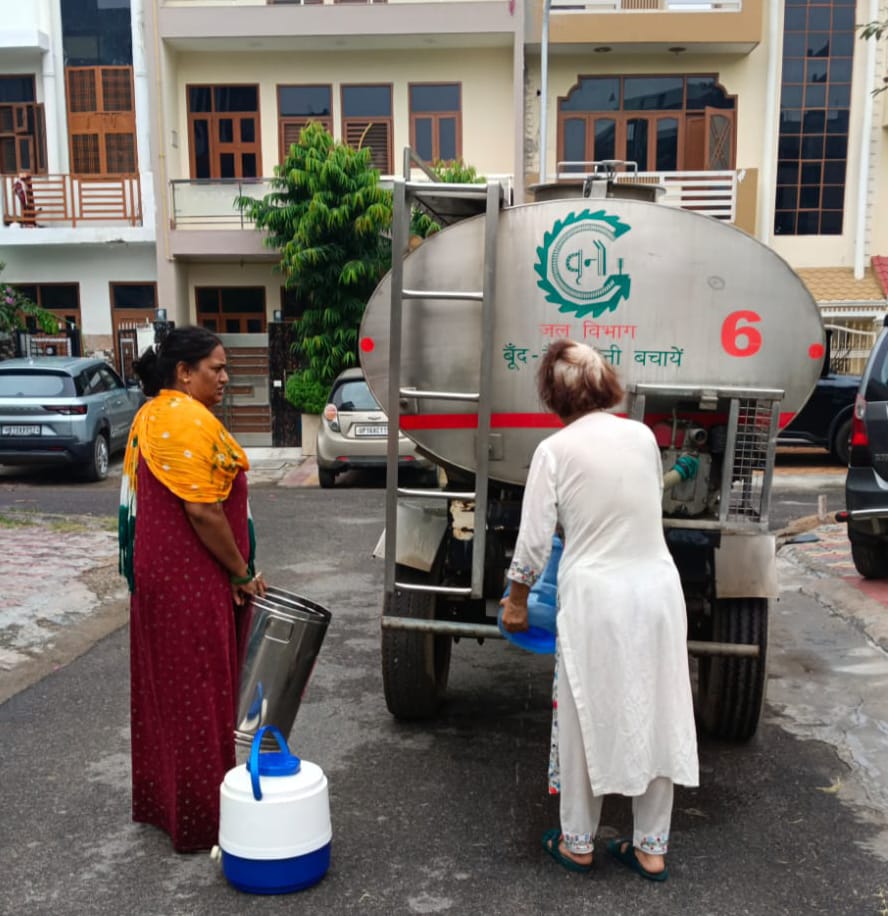 सेक्‍टरों के 30 हजार से अधिक लोगों के लिए पानी बना परेशानी: कई दिनों से परेशान लोगों की समस्‍या दूर करने में अधिकारी विफल
