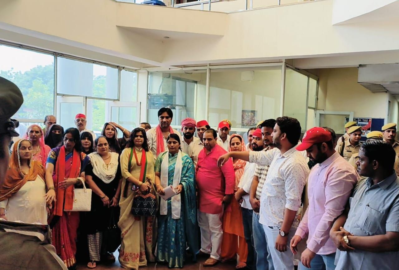 मौलाना को थप्‍पड़ मारने के बाद उसे गिरफ्तार करने की मांग: सपा कार्यकर्ताओं ने प्रदर्शन के बाद डीसीपी को सौंपा ज्ञापन