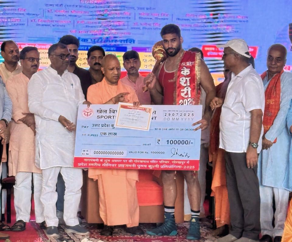 मुख्‍यमंत्री ने देखा ग्रेटर नोएडा के पहलवान जोंटी भाटी का दम: लगातार तीसरी बार यूपी केसरी बनने पर दिया एक लाख का पुरस्‍कार