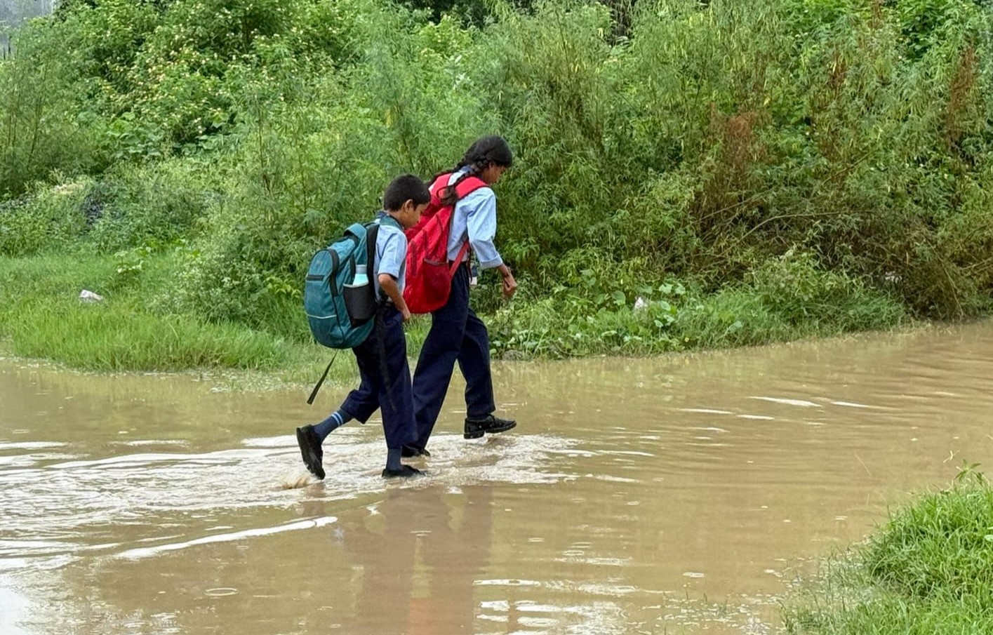 यहां पर पानी बरसते ही गायब हो जाती हैं सड़कें: स्‍कूल जाने वाले सैकड़ों छात्रों की ड्रेस हो जाती है खराब