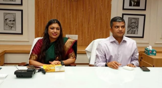 किसानों के आंदोलन के बीच नए डीएम ने संभाला कार्यभार: डीएम मनीष कुमार वर्मा ने मेधा रूपम को सौंपा चार्ज