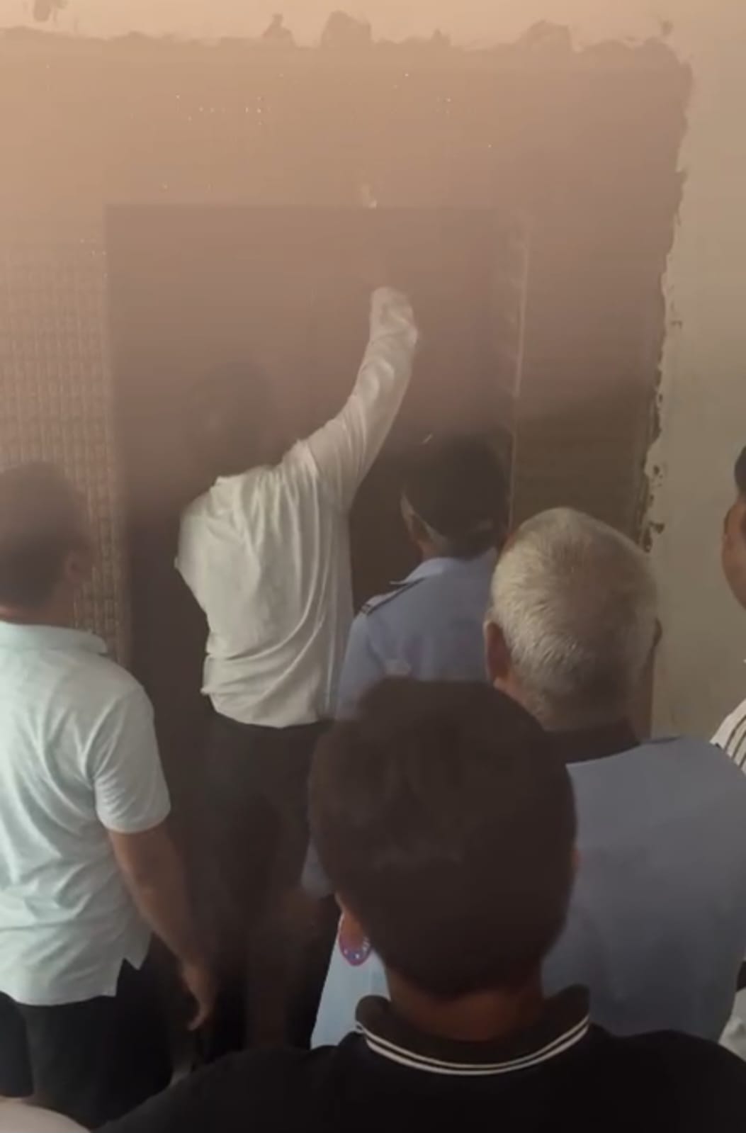 लिफ्ट में बुजुर्ग महिला की बीस मिनट तक अटक गई सांस: लोहे की रॉड व डंडे की मदद से खोली गई लिफ्ट