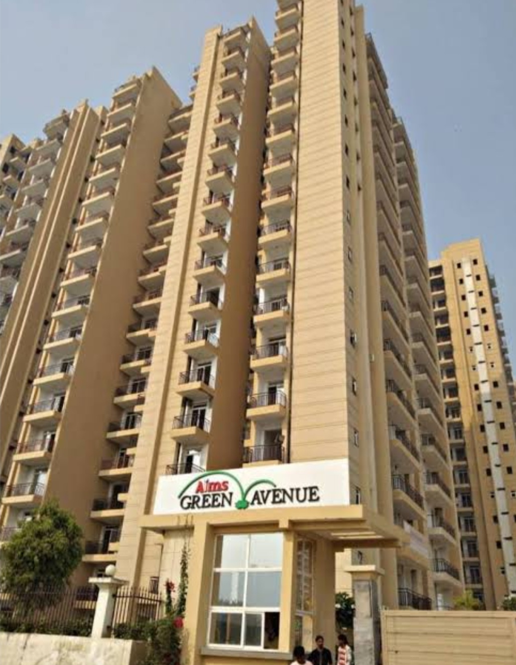 मंजिल तक पहुंचने में खराब लिफ्ट की अड़चन: दो टावर के लोग एक लिफ्ट से ही चला रहे काम