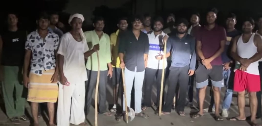 ग्रामीणों को सता रहा डर , रातभर जागकर दे रहे हैं पहरा: लाठी-डंडे व अन्‍य सामानों के साथ आसमान निहार रही युवाओं की टीम