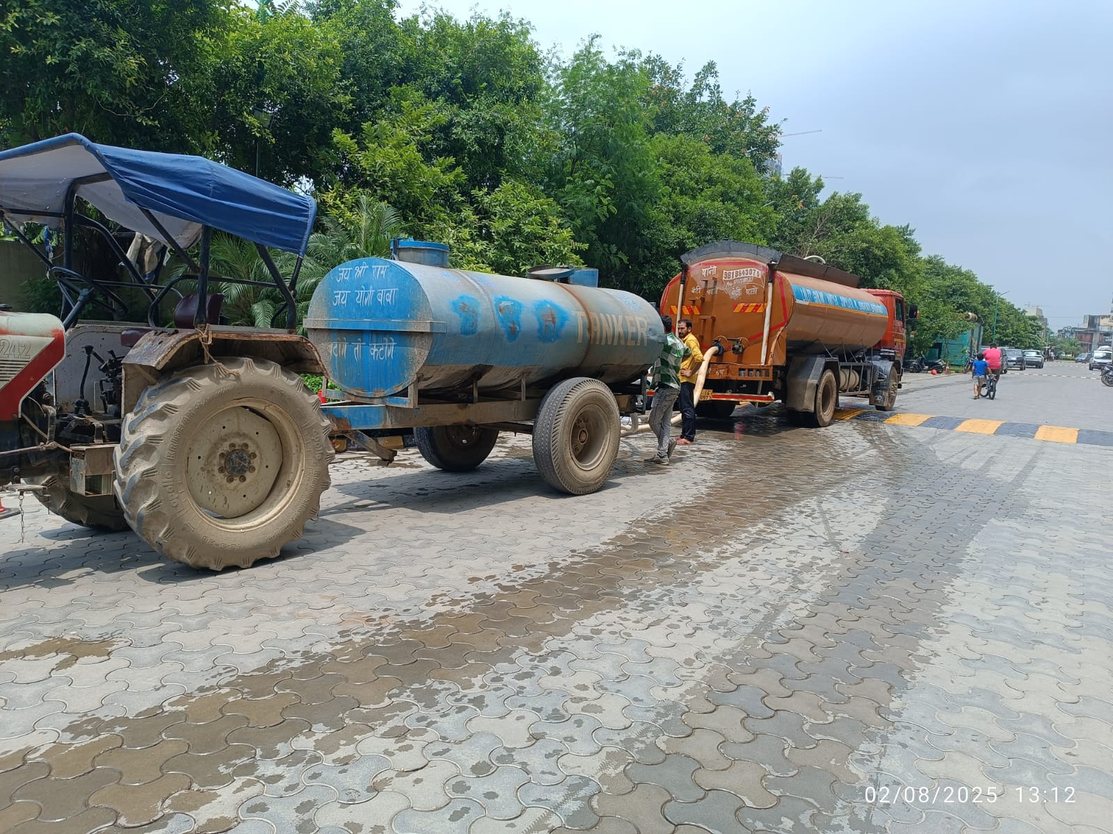 और सोसायटी में हजारों लोगों के सामने अब एक नई परेशानी: बिजली व बाढ़ के बाद गहराया पीने के पानी का संकट