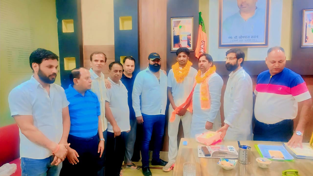 श्‍यामेंद्र ओमपाल प्रधान को माला पहना कर किया सम्‍मानित