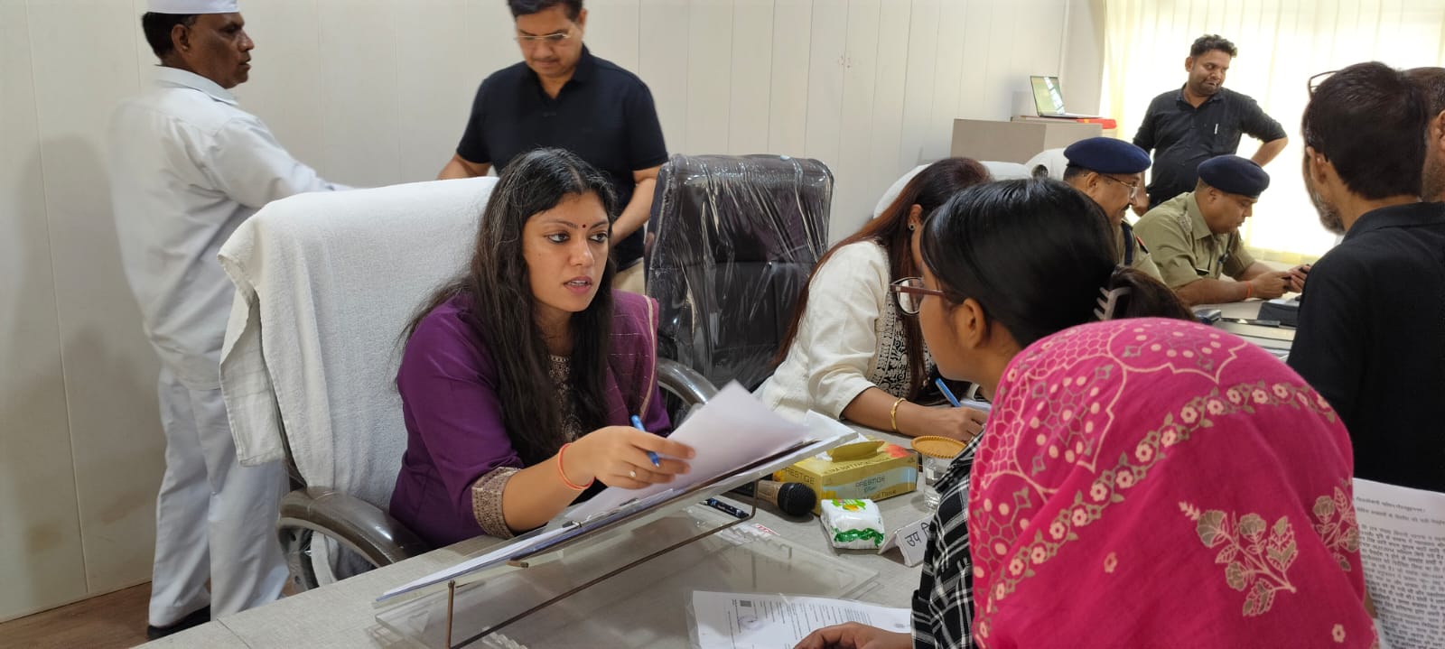 पांच अधिकारियों को भारी पड़ी डीएम मेधा रुपम की नाराजगी: स्‍पष्‍टीकरण जारी करते हुए रोक दिया एक दिन का वेतन