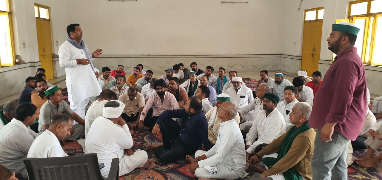 तिरंगा यात्रा निकालकर सरकार को संदेश देंगे किसान:मंदिर में बैठक के बाद किसानों ने लिया अहम निर्णय